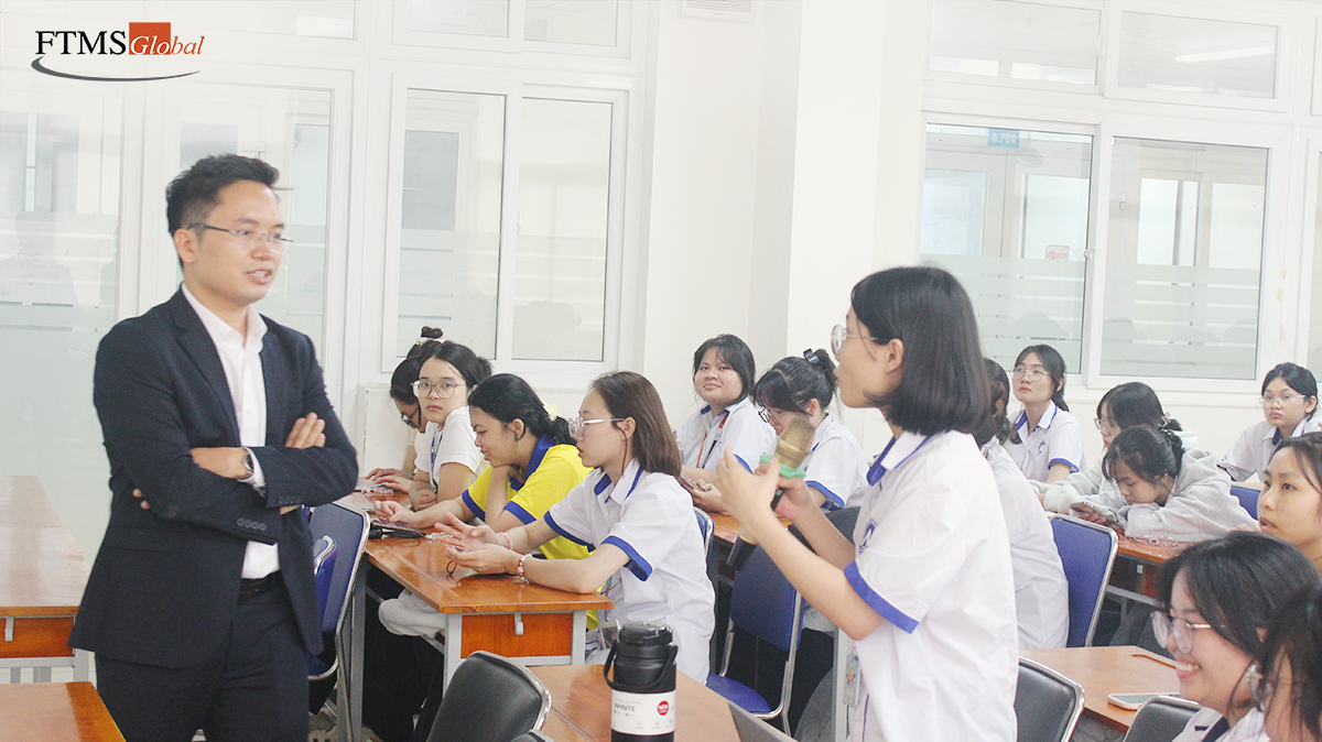 Ảnh 1. Giải đáp thắc mắc của các bạn sinh viên UFM